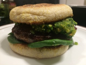 Erdnuss-Pesto Burger mit Blattspinat