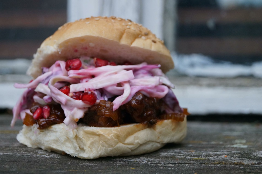 Burger mit Ochsenbäckchen aus dem Dutch Oven