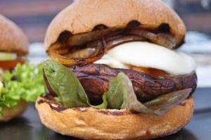 Portobello Burger mit Tomate-Mozzarella