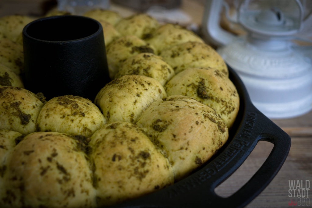 herzhafte Buchteln mit Pesto - perfekter Snack