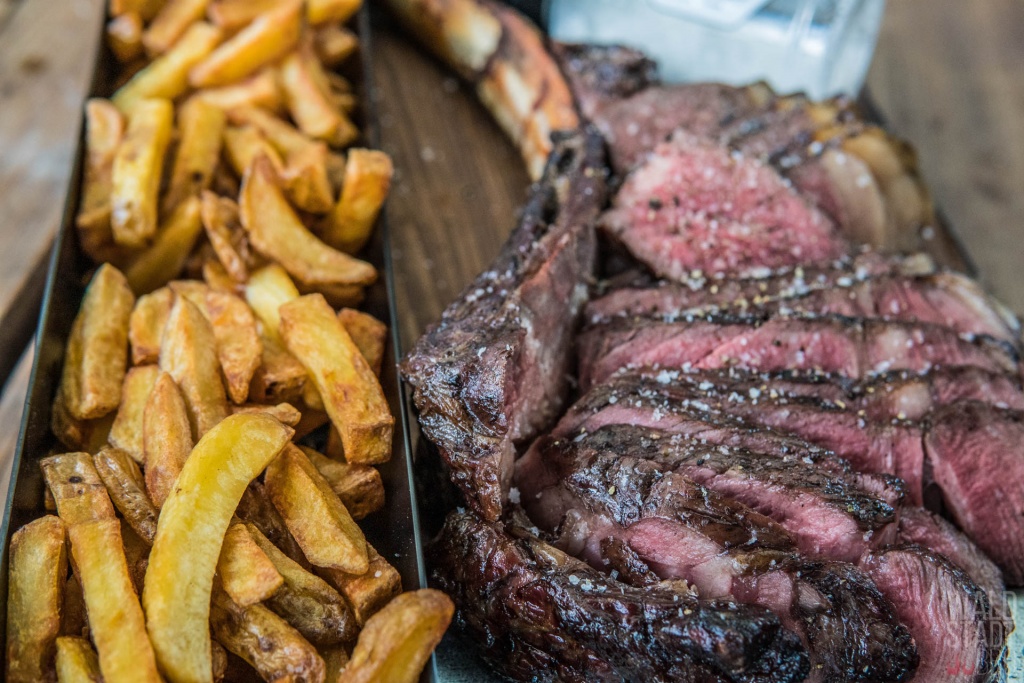 Tomahawk Steak mit Pommes und Guacamole