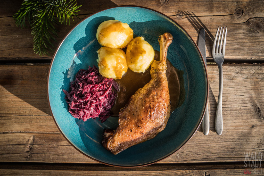 Gänsekeule vom Grill mit Rotkohl und Klößen