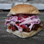Burger mit Ochsenbäckchen aus dem Dutch Oven