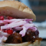 Burger mit Ochsenbäckchen aus dem Dutch Oven
