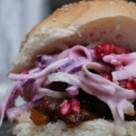 Burger mit Ochsenbäckchen aus dem Dutch Oven