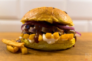 Currywurst Pommes Burger - Bar-B-Kuh und Eatventure