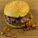 Sausage Burger mit BBQ Bacon Beans