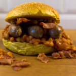 Sausage Burger mit BBQ Bacon Beans