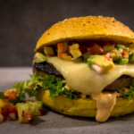 Salsiccia Cheeseburger mit Avocado Salsa