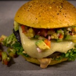 Salsiccia Cheeseburger mit Avocado Salsa