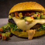 Salsiccia Cheeseburger mit Avocado Salsa