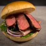 Simple One - Burger mit Serrano Schinken und Red Heifer Ribeye Steak