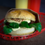 Hirsch Burger mit Sauce Hollandaise