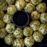 herzhafte Buchteln mit Pesto - perfekter Snack