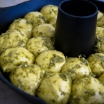 herzhafte Buchteln mit Pesto - perfekter Snack