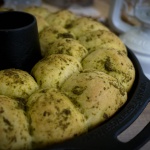 herzhafte Buchteln mit Pesto - perfekter Snack