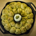 herzhafte Buchteln mit Pesto - perfekter Snack