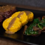 Ihr sucht noch ein Rezept mit Spekulatius? Dann probiert doch mal dieses hier... Rinderfilet mit Spekulatiuskruste und Kürbissemmelknödel.