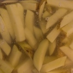 Kartoffeln in Pommesform im Wasser