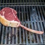 Tomahawk Steak auf dem Burnhard Fred Jr. Deluxe