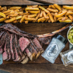 Tomahawk Steak mit Pommes und Guacamole