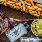 Tomahawk Steak mit selbstgemachten Pommes und frischer Guacamole