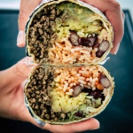 Burrito aufgeschnitten und in die Kamera gehalten