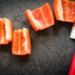 rote Paprika geschnitten mit einem Red Spirit Messer von Dick Messer