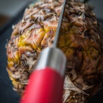 Messer steckt in einer Ananas