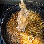 Gänsekeule vom Grill mit Rotkohl und Klößen