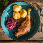 Gänsekeule vom Grill mit Rotkohl und Klößen