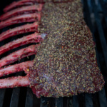 Hirschkrone vom Grill mit Kürbispüree und knusprigem Blumenkohl