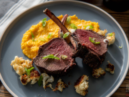 Hirschkrone vom Grill mit Kürbispüree und knusprigem Blumenkohl